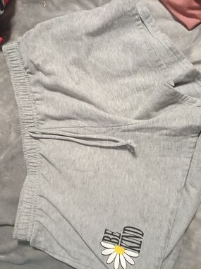 Source Unknown Light Gray High-Waist Women’s Shorts with Daisy Graphic